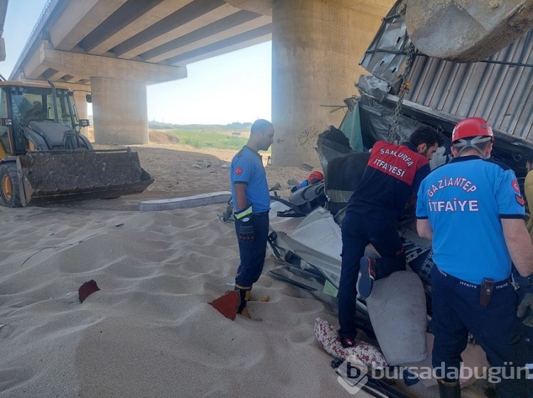 Korkunç kaza: Tır köprüden uçtu, 2 kişi öldü
