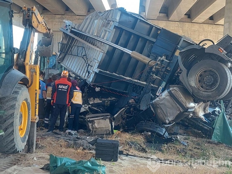 Korkunç kaza: Tır köprüden uçtu, 2 kişi öldü
