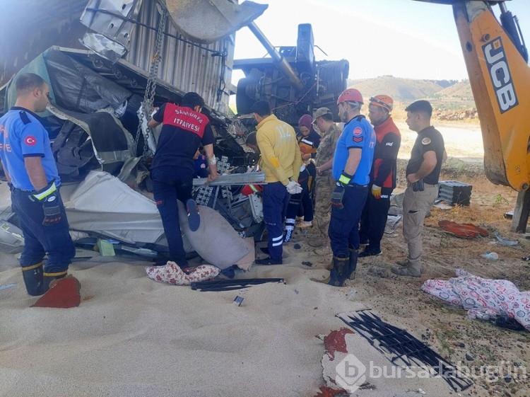 Korkunç kaza: Tır köprüden uçtu, 2 kişi öldü
