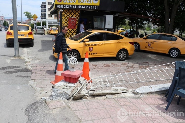 Otomobil yayaların arasına daldı: 3'ü ağır 4 yaralı
