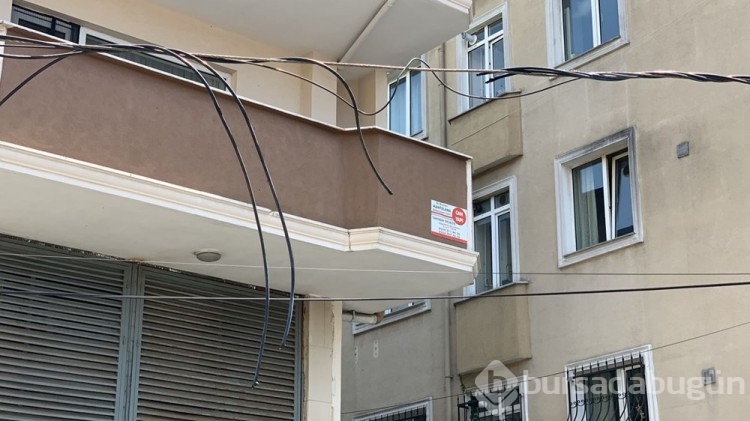 Kablolara takılan kamyon esnafı elektriksiz bıraktı
