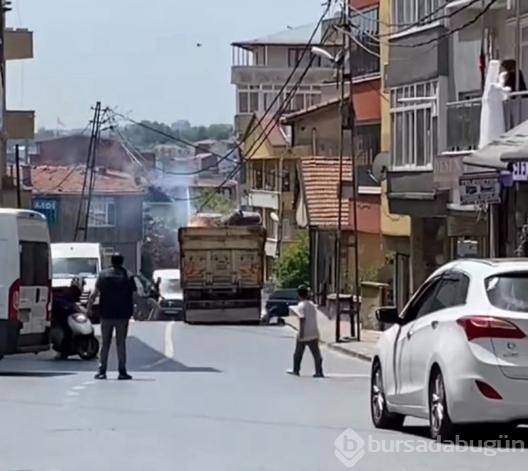 Kablolara takılan kamyon esnafı elektriksiz bıraktı
