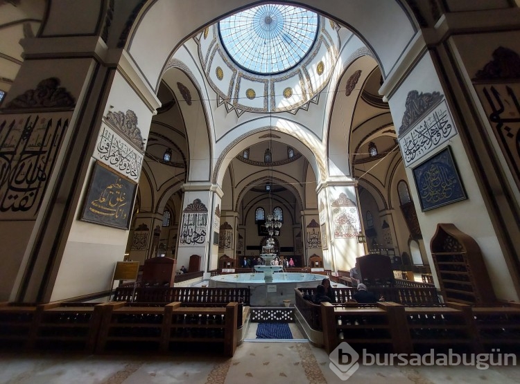 Bursa'da Ulu Cami'ye ziyaretçi akını!