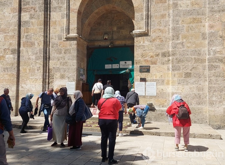 Bursa'da Ulu Cami'ye ziyaretçi akını!