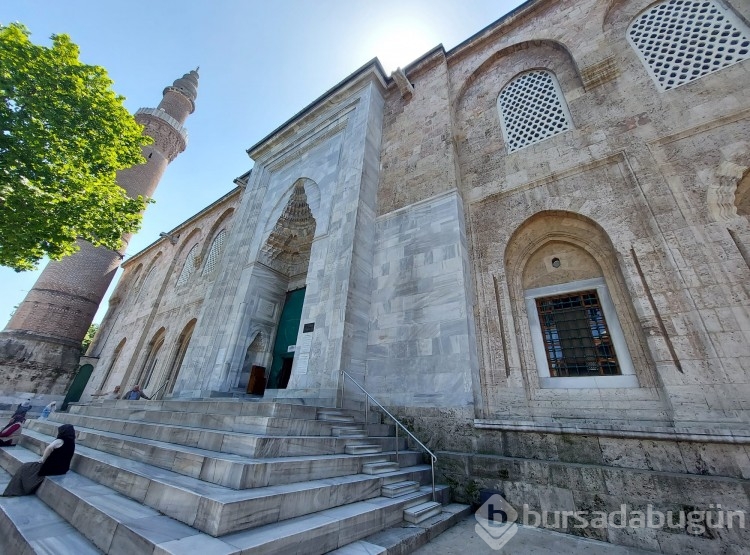 Bursa'da Ulu Cami'ye ziyaretçi akını!