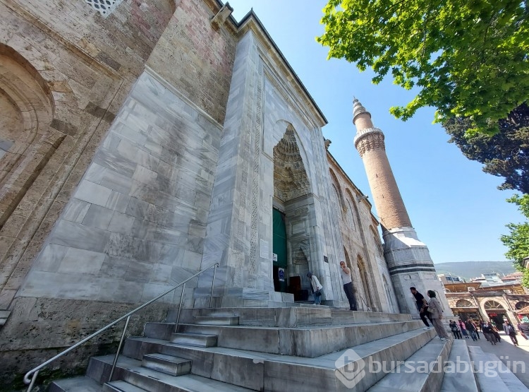 Bursa'da Ulu Cami'ye ziyaretçi akını!