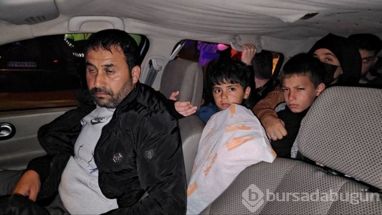 Edirne'de dur ihtarına uymayan otomobilin içinden 17 kişi çıktı
