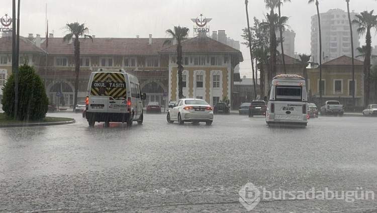 Adana'da sağanak yolları göle geçirdi
