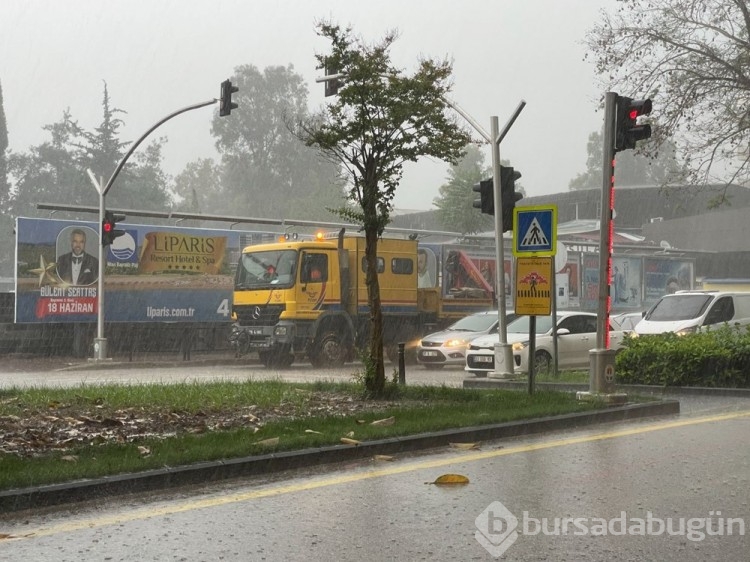 Adana'da sağanak yolları göle geçirdi
