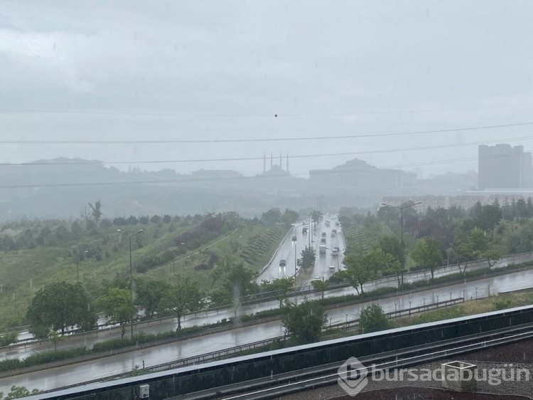 Ankara'yı sağanak vurdu: Yollar göle döndü, bir çocuk sele kapıldı
