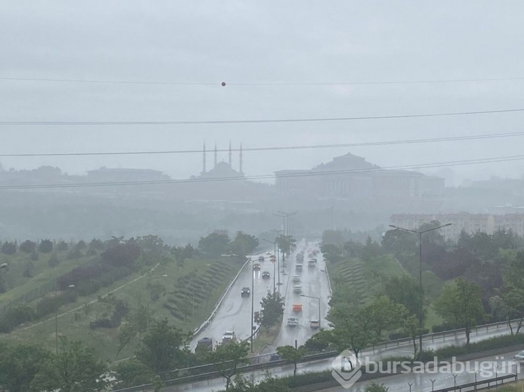 Ankara'yı sağanak vurdu: Yollar göle döndü, bir çocuk sele kapıldı
