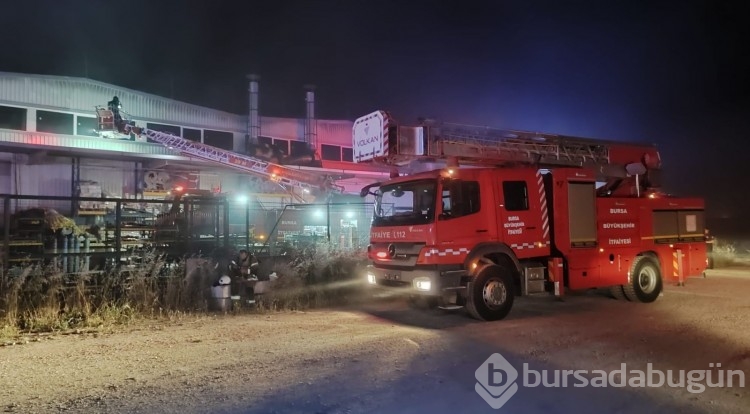 Bursa'da otomobil yedek parça fabrikasında çıkan yangın korkuttu
