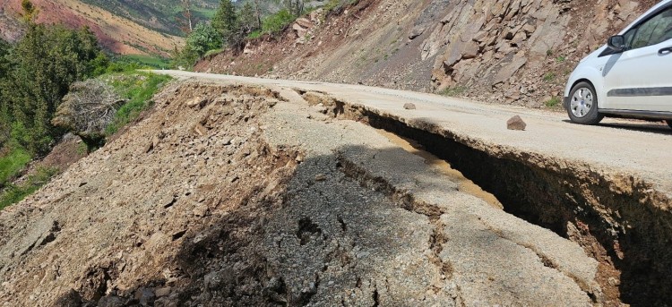 Vatandaşları korkutan dev yarıklar
