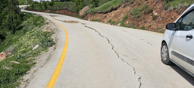 Vatandaşları korkutan dev yarıklar
