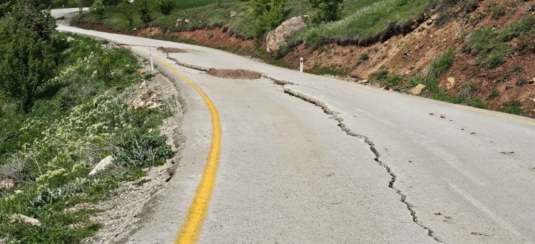 Vatandaşları korkutan dev yarıklar
