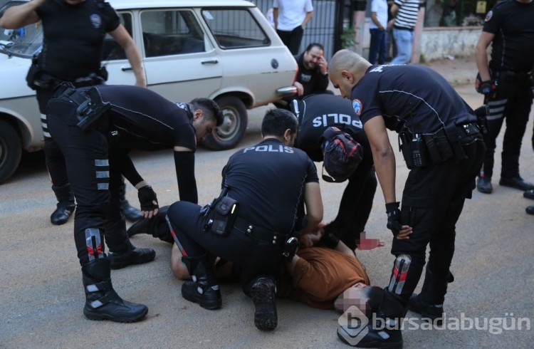 Polislere bıçakla saldırdı, bacağından vurularak etkisiz hale getirildi