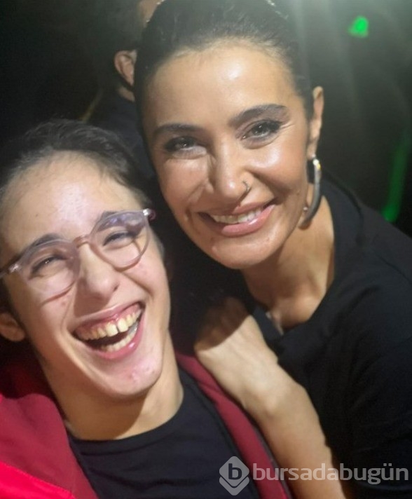 Ceyda Düvenci'nin kızı Melisa, Sıla konserine gitti