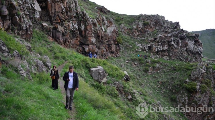 Şeytan Kalesi karların erimesiyle doğaseverleri ağırlıyor
