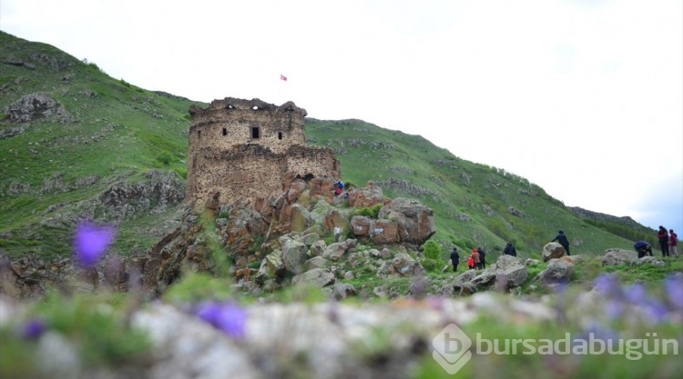 Şeytan Kalesi karların erimesiyle doğaseverleri ağırlıyor
