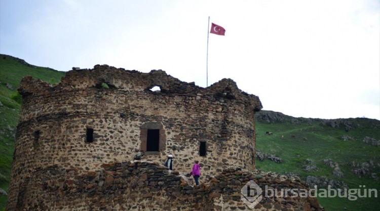 Şeytan Kalesi karların erimesiyle doğaseverleri ağırlıyor
