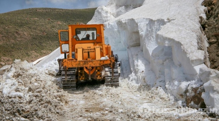 Van'da kar nedeniyle kapalı olan yayla yolları açıldı
