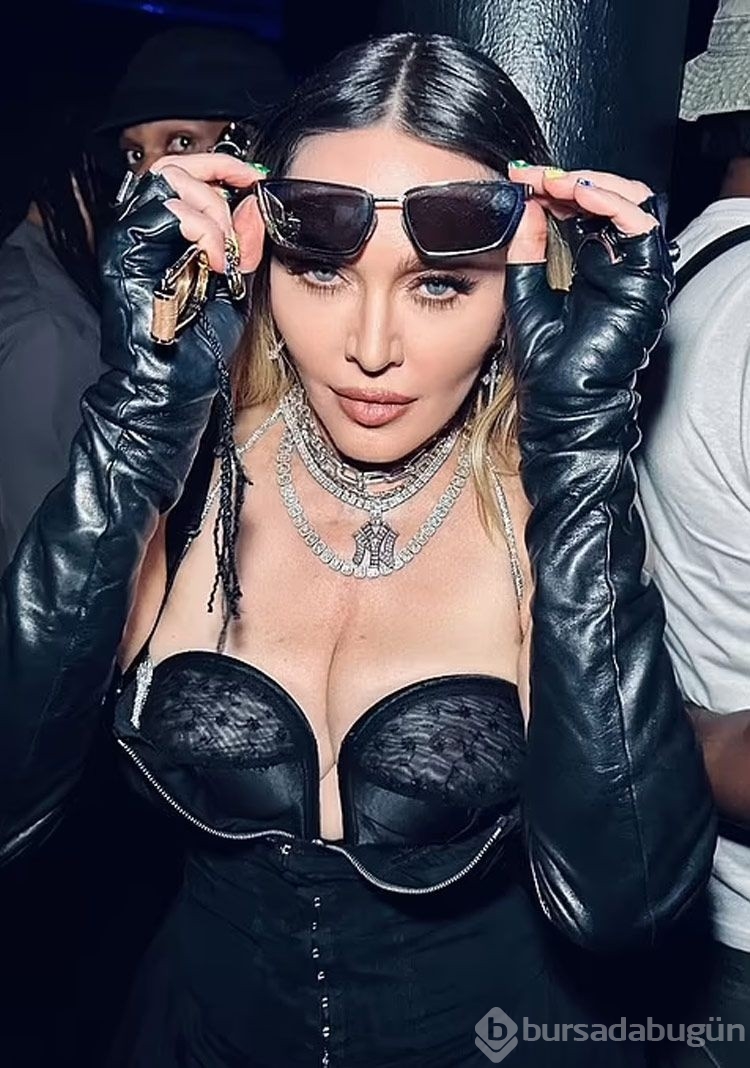 Madonna'ya dava: Uyarısı yapılmayan pornografi