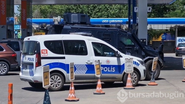 Benzin istasyonunda tekme tokat kavga: Polis biber gazıyla ayırdı
