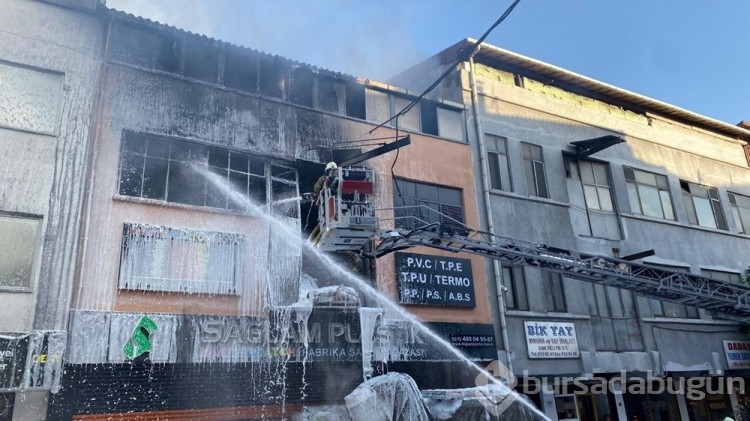 İstanbul'da 4 katlı iş yeri alev alev yandı
