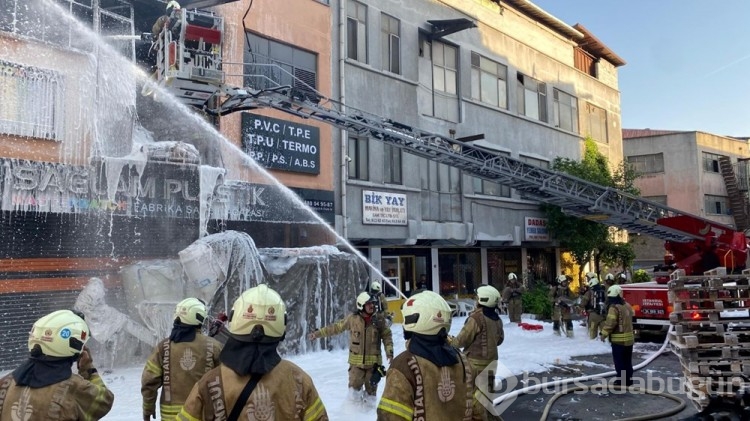 İstanbul'da 4 katlı iş yeri alev alev yandı
