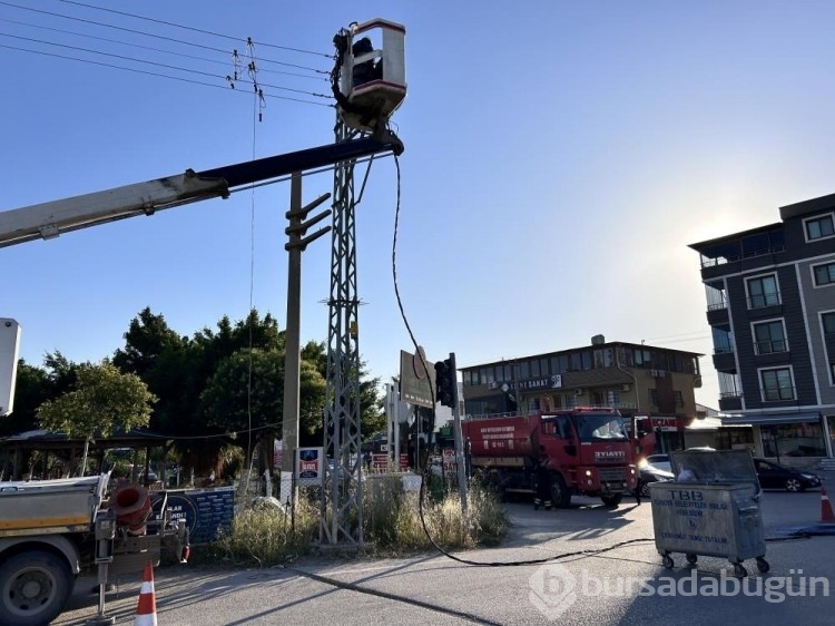 Hatay'da elektrik telleri sıcağa dayanamadı
