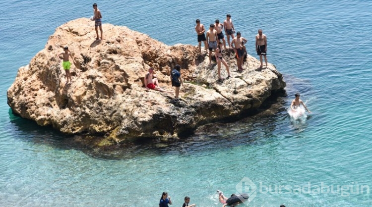 Antalya'da sıcaklık 43,7 derece olunca plajlar doldu!