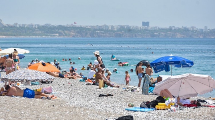 Antalya'da sıcaklık 43,7 derece olunca plajlar doldu!