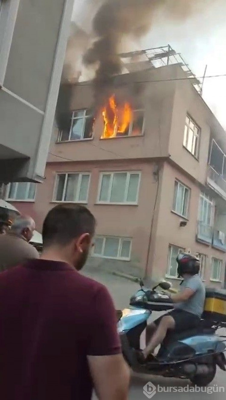 Bursa'da 3 katlı binada yangın paniği
