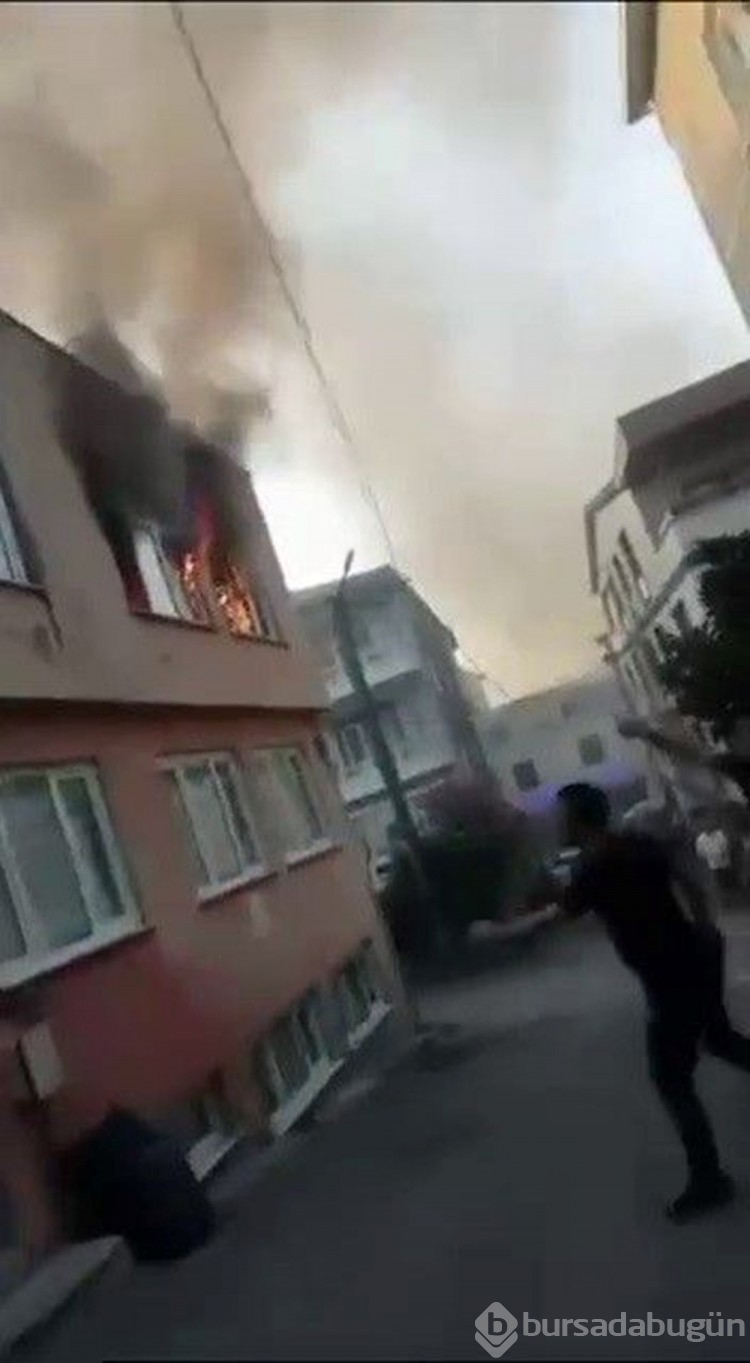 Bursa'da 3 katlı binada yangın paniği
