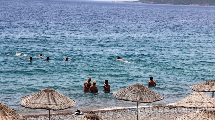 Hava sıcaklığı 48 dereceyi bulunca soluğu denizde aldılar
