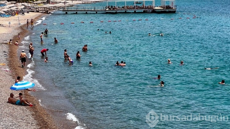 Hava sıcaklığı 48 dereceyi bulunca soluğu denizde aldılar
