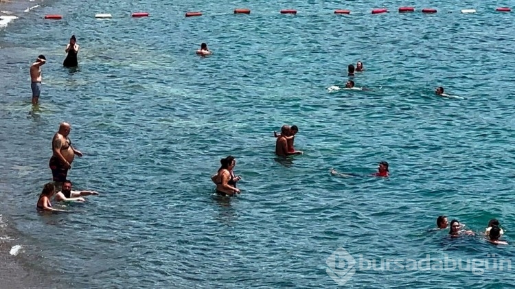 Hava sıcaklığı 48 dereceyi bulunca soluğu denizde aldılar
