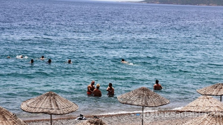 Hava sıcaklığı 48 dereceyi bulunca soluğu denizde aldılar
