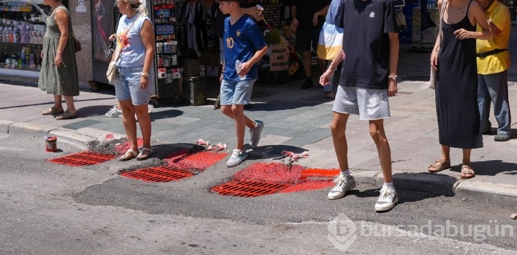 Elektrik faciasının olduğu sokakta mazgallar kırmızıya boyandı
