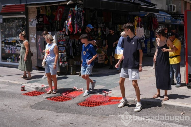 Elektrik faciasının olduğu sokakta mazgallar kırmızıya boyandı
