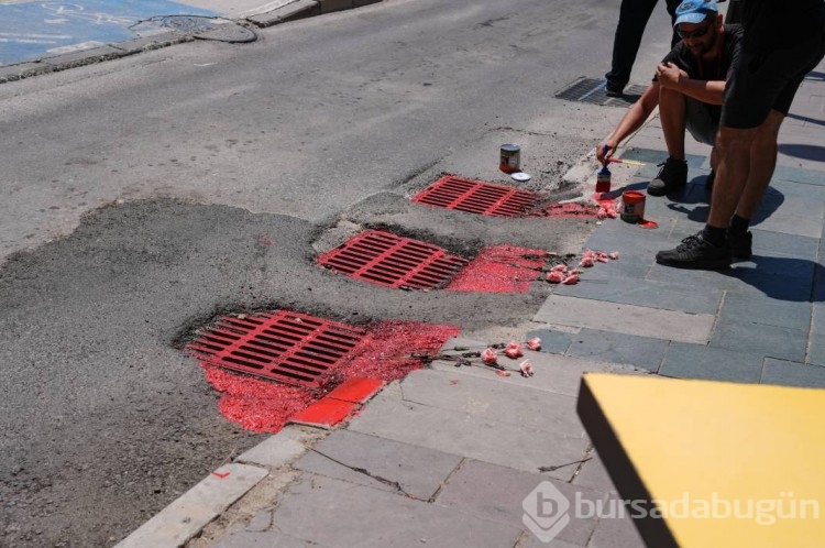 Elektrik faciasının olduğu sokakta mazgallar kırmızıya boyandı
