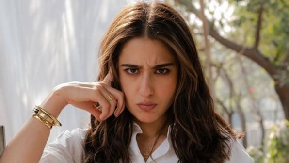 Bollywood'un en ünlü oyuncusu Sara Ali Khan, uçakta ki hostesi itekledi