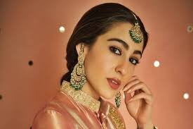 Bollywood'un en ünlü oyuncusu Sara Ali Khan, uçakta ki hostesi itekledi