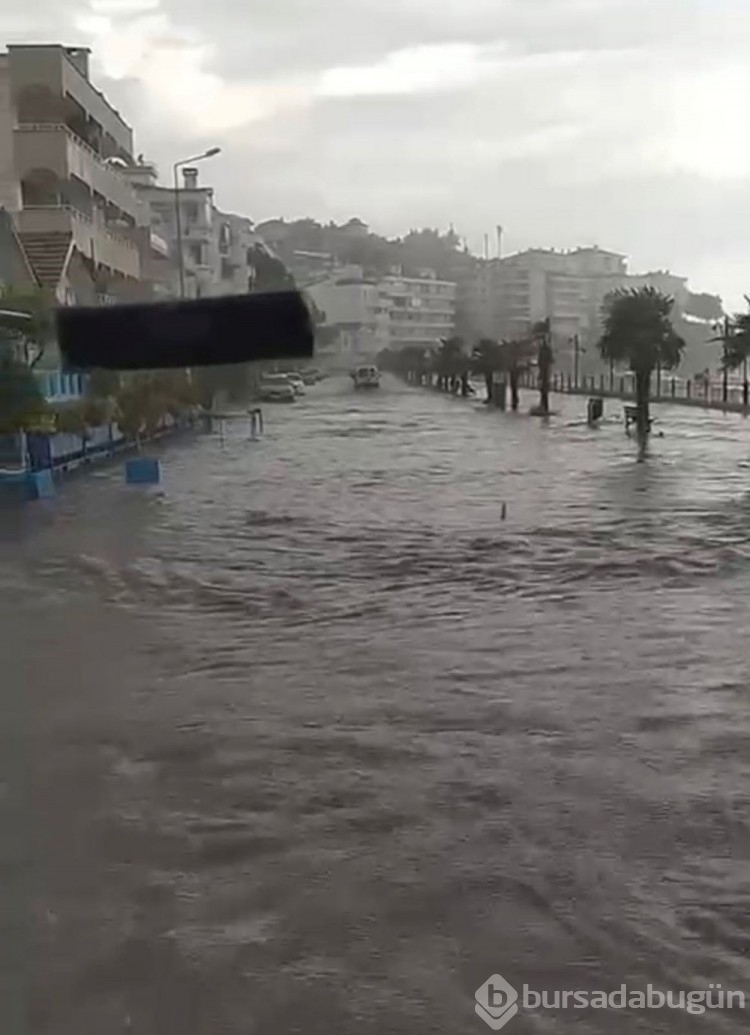 Bursa'daki beklenen sağanak hayatı felç etti
