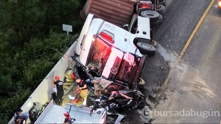 Önce otobüs ve otomobile çarptı, sonra başka bir otomobilin üzerine devrildi