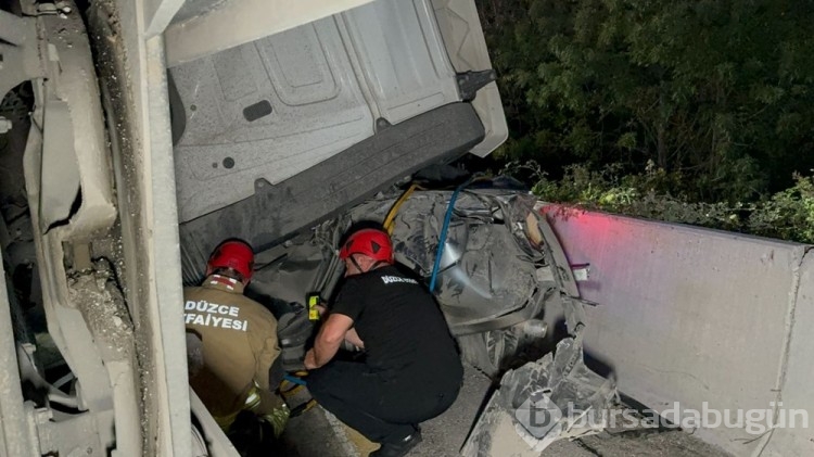 Önce otobüs ve otomobile çarptı, sonra başka bir otomobilin üzerine devrildi