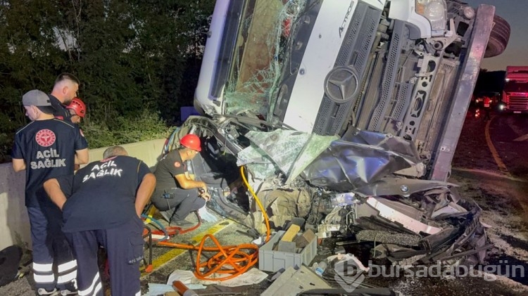 Önce otobüs ve otomobile çarptı, sonra başka bir otomobilin üzerine devrildi