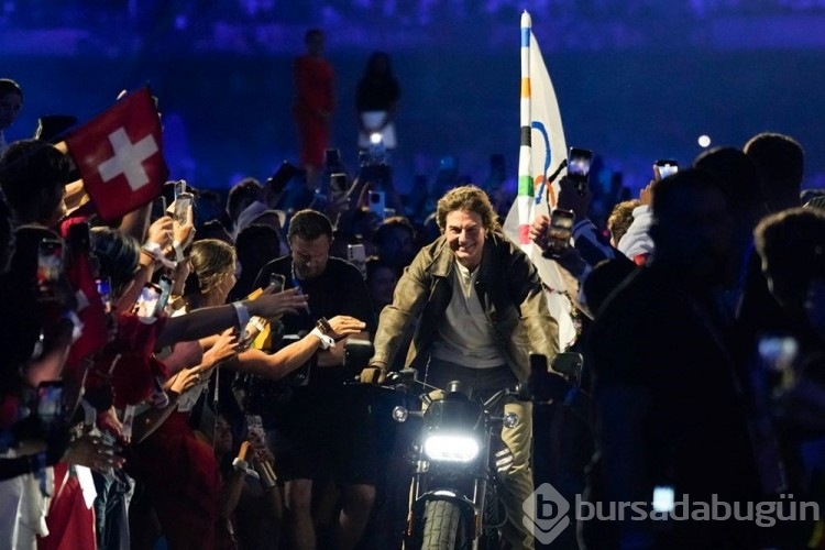 Tom Cruise Paris Olimpiyatları'nın kapanış töreninde şov yaptı