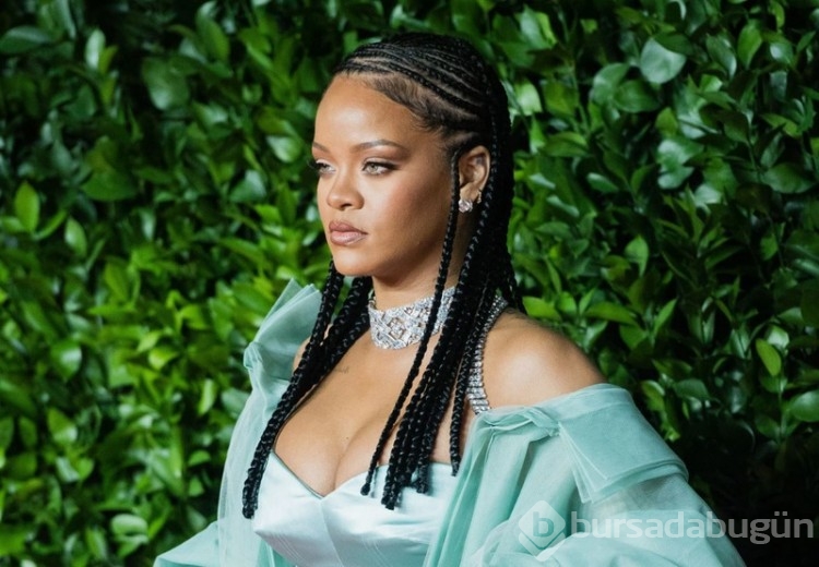 Dünyaca ünlü şarkıcı Rihanna'dan cesur kareler! İç çamaşırıyla pozlar verdi! O halleri ortalığı kasıp kavurdu