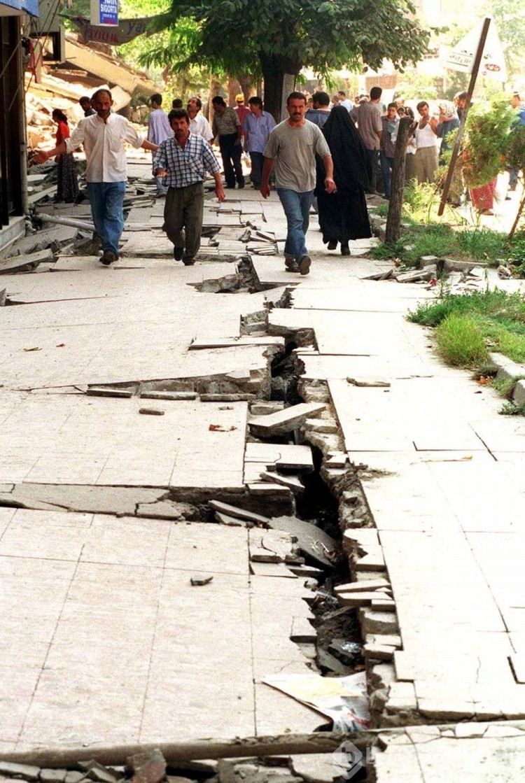 25 yıldır süren acı... 17 Ağustos 1999 Marmara Depremi'nden hafızalara kazınanlar... 